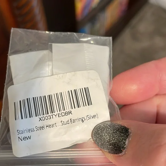 New in package heart stud earrings - Picture 4 of 5